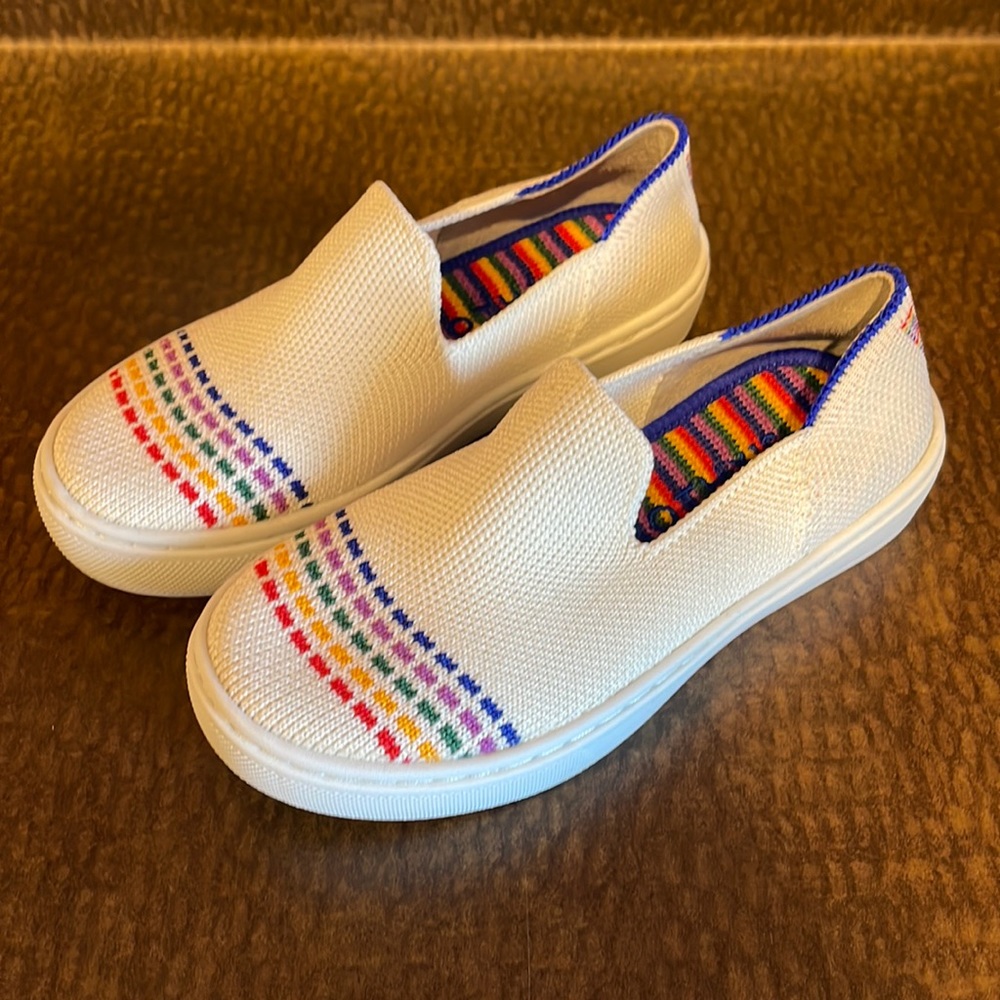 New never worn Youth size 10 Rainbow Rothy’s